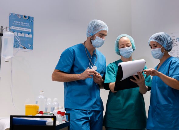 medium-shot-nurses-wearing-masks